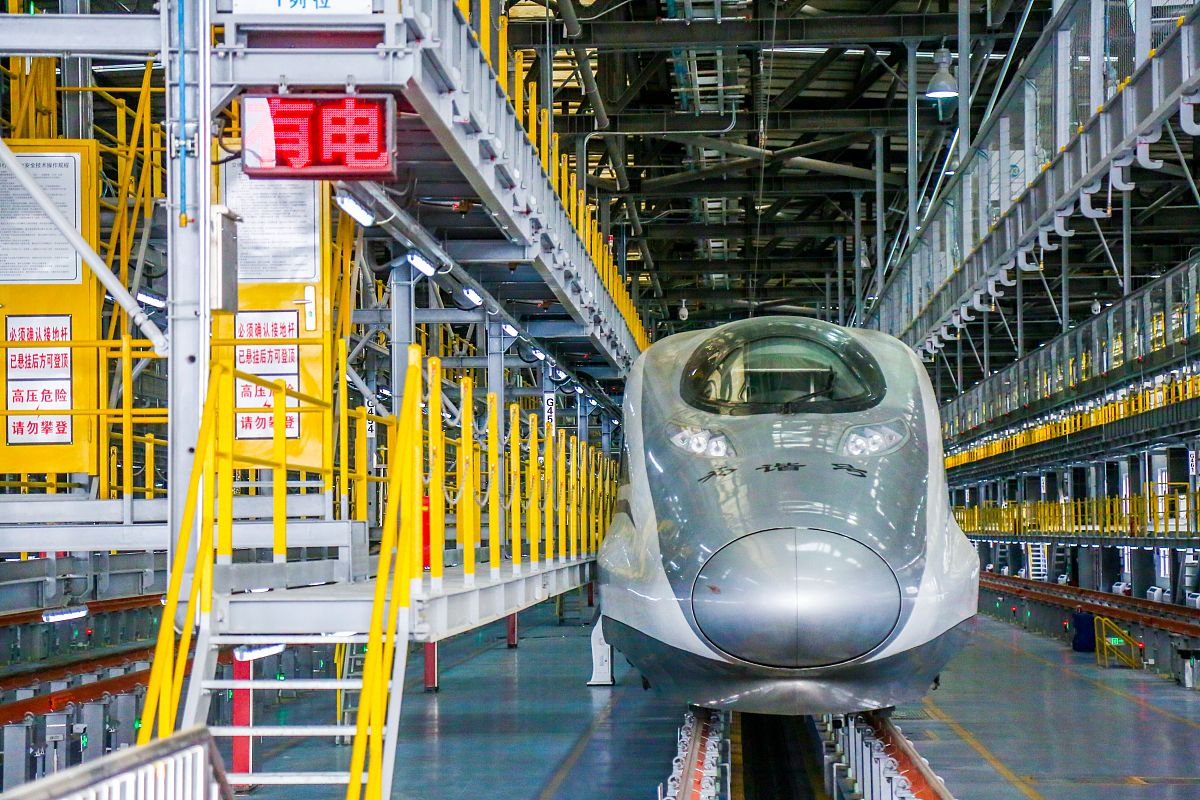 电力机车是否自带能源？