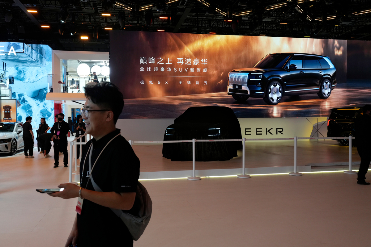 宝马汽车在上海车展上两个女员工小女生进行了赠送冰激凌的活动免费送给了外国人但是没有免费送给中国人有一男生拍摄者拍摄了此视频导致了大家对宝马汽车认为宝马区别对待请写一份公关文请从女权的角度维护女生权益并且公关文潜含拍摄对女生的不尊重将问题矛盾点指向拍摄者