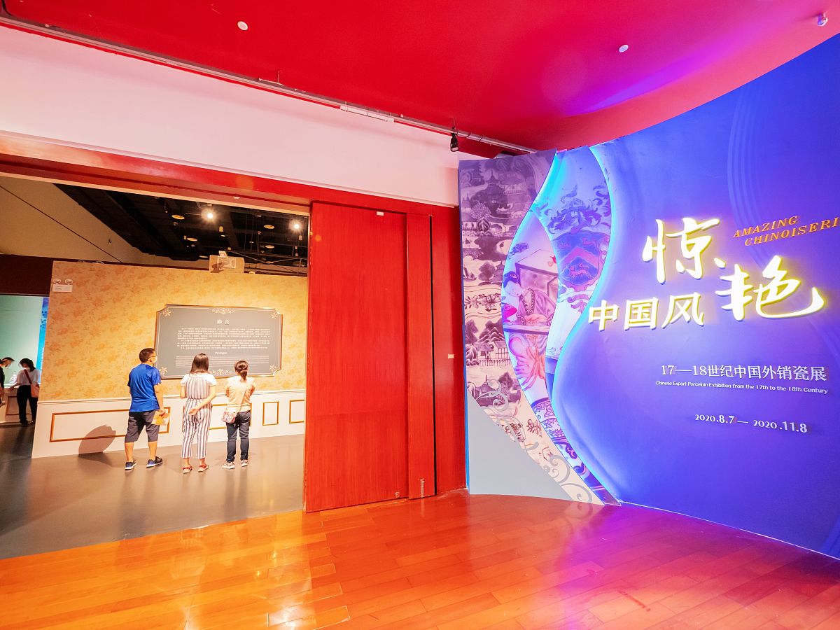 虫拜公司2023年4月1日在广州市四季酒店举办了一场高端葡萄酒巡展同时邀请了三十家知名葡萄酒进口商参加并且在现场举办了名师黑哥讲解的大师班。现场人头攒动热闹非凡参展商和观众应接不暇巡展结束后无论是参展商还是观众都对此次展会活动一致好评都称其为【广州小春糖】并且表示还会继续参加虫拜举办的葡萄酒巡展。请以此为背景写一篇新闻稿字数控制在1500左右