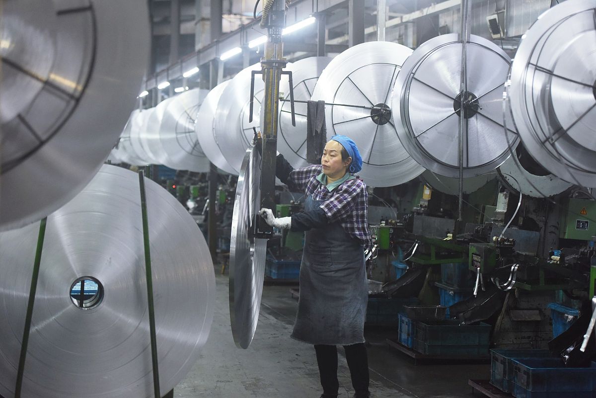 下列关于电容的说法错误的是 n个同款电容并联使用时其谐振频率点阻抗变为单个使用时的1n。电容通常是由ESRESL理想电容组成的非理想器件。低于电容谐振频率时电容星感性;高于电容谐振频率时电容呈容性。在电容谐振频率点电容表现为纯阻性;且一般同等容量下铝电解电容ESR常大于陶瓷电容。