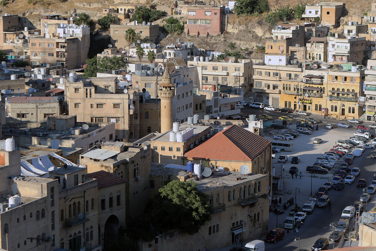 用英语为晴隆县的二十四道拐、阿妹戚托小镇、史迪威小镇等景点写一篇介绍文章