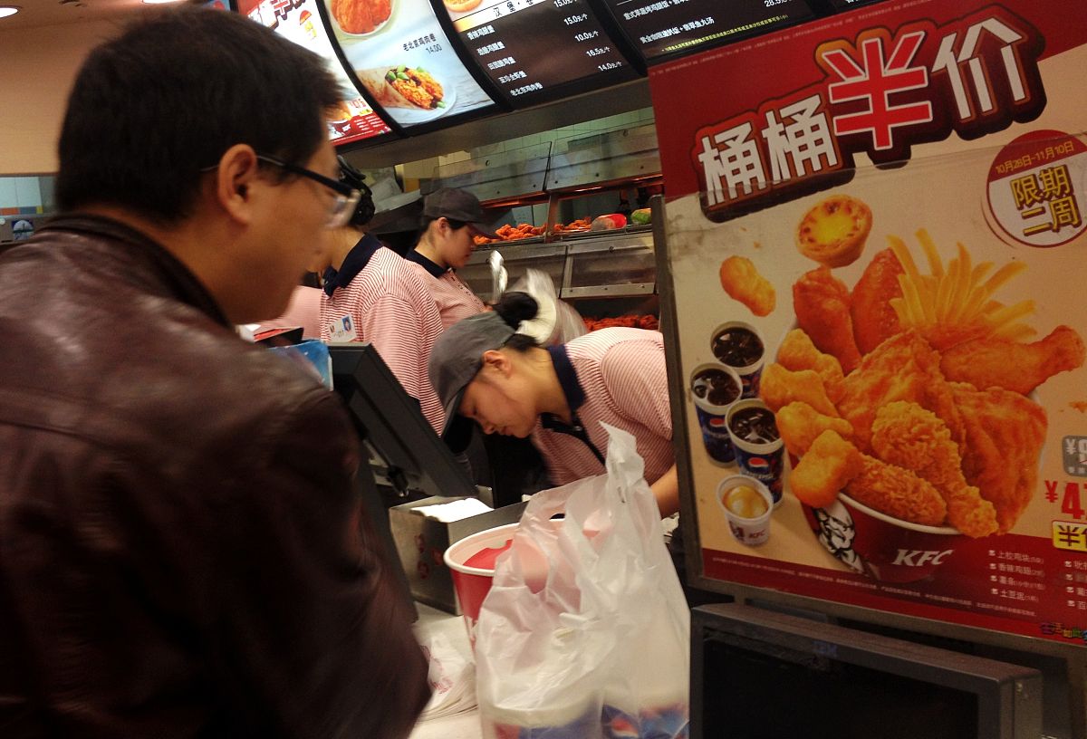 帮我想一点肯德基疯狂星期四的文案