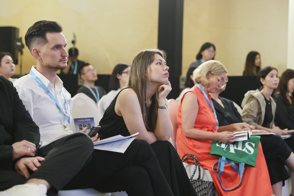 帮我把这段话翻译成英文：党员志愿服务是强化党性锻炼的重要途径。项目以新时代大学生党员学雷锋志愿服务为切入点运用问卷调查法、多案例分析法等研究方法分析高校党支部志愿服务的建设情况、大学生党员志愿服务参与情况及影响因素、先锋模范作用、组织管理与运行机制明晰志愿服务与党员发展的内在关系最终构建新时代大学生党员学雷锋常态化党员志愿服务机制为其他高校改进现有机制提高党员培育质量提供经验借鉴和管理启示。