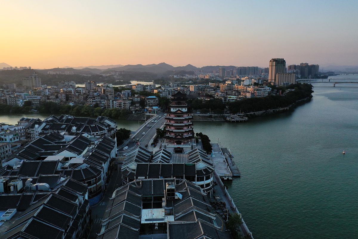 2020年12月1日,广东省惠州市惠城区,夕阳下的合江楼和东江.