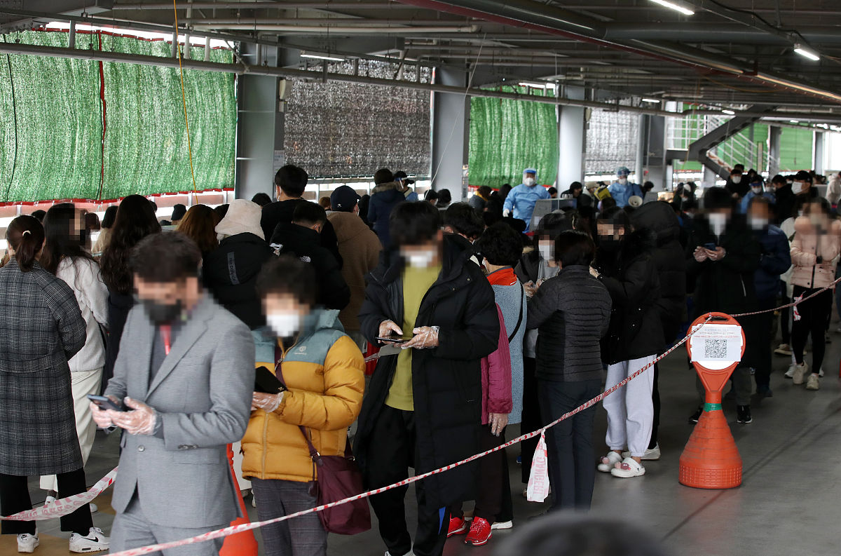 当地时间2022年1月25日,韩国光州,当地民众排队进行新冠检测.据韩联社