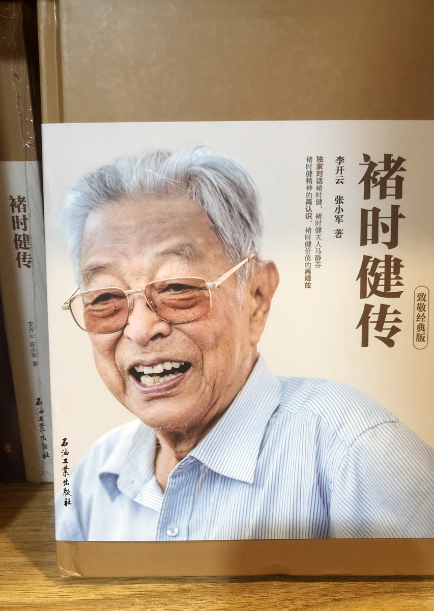 帮一名老教授收拾屋子和老教授聊天谈谈两辈人的想法老教授送一些书籍给我们。关于这个事写一篇新闻稿