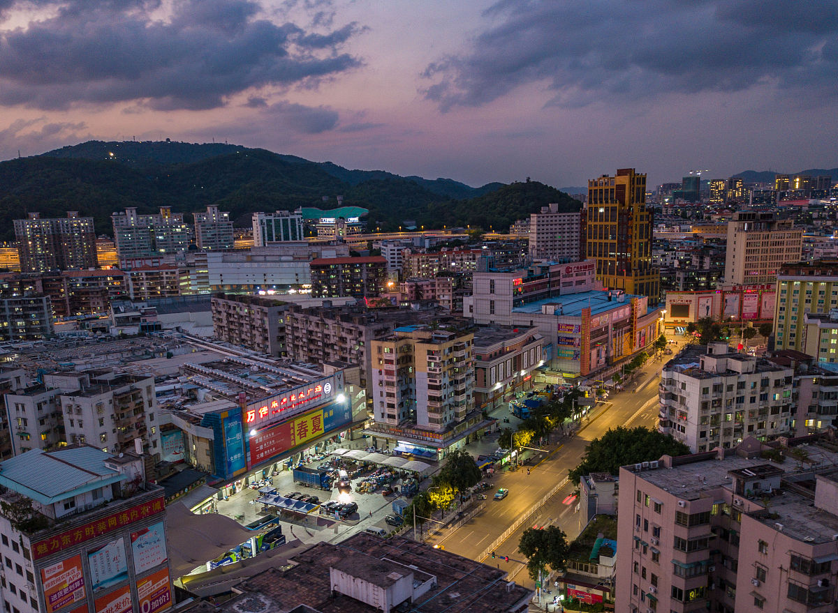2020年5月6日,广州,夜幕降临,沙河一带服装批发市场褪去了白天热闹喧