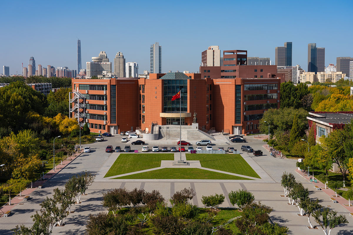 2020年10月22日,天津南开大学,南开图书馆和国旗广场.