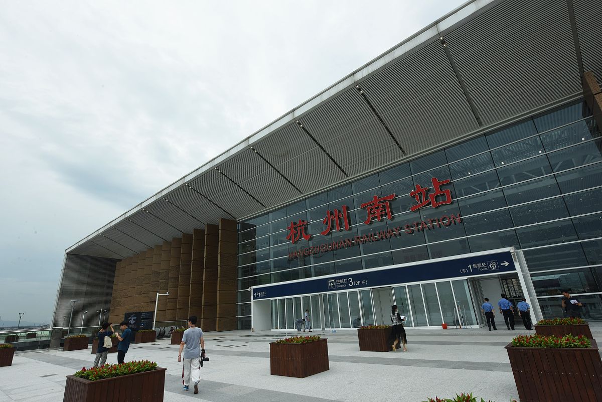 在陆安西中转到镇江南的高铁可以在下一站上车吗帮我用200字详细描述