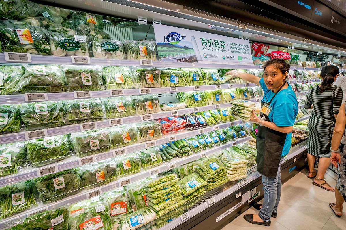 你是一个生鲜连锁超市的市场策划请对店面设计一套文案包括大门、柜台、冰箱、pop等地方。