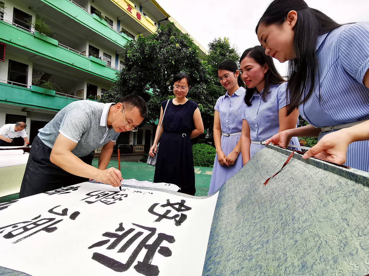2019年6月20日,广西河池市金城江区书法名家在第三小学进行书法创作.(
