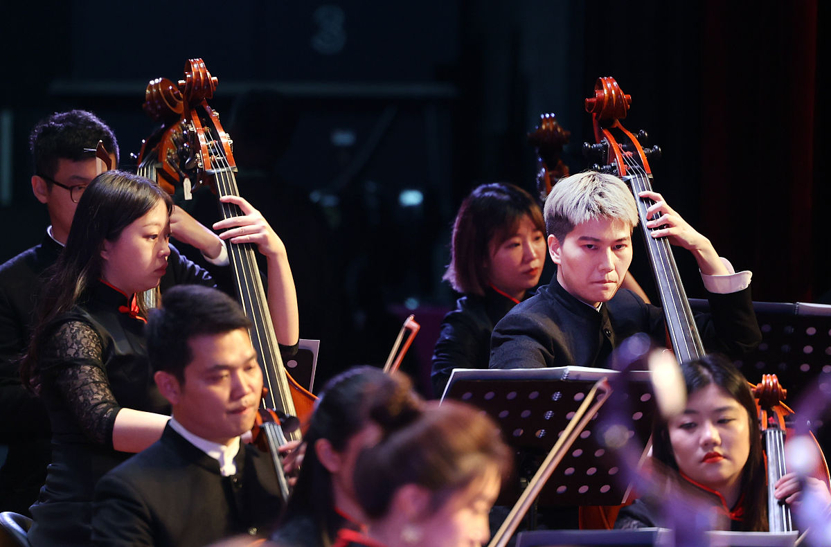 中外民族音乐比较：从题材、体裁、演唱方式到歌曲、歌舞音乐和器乐