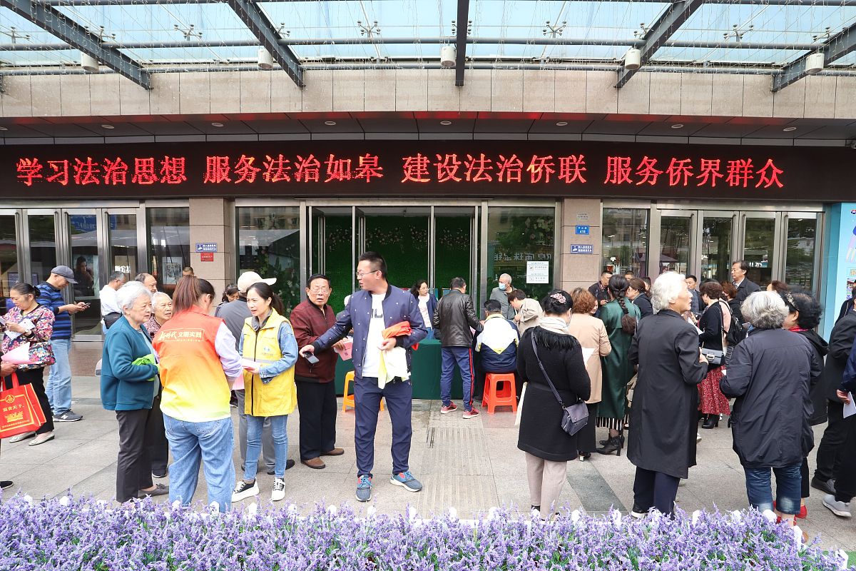 通过对阿城区的调查我们了解到新时代提高保障和改善民生水平的主要内容包括：1加大教育投入提高教育质量促进人才培养；2加强医疗卫生体系建设提高医疗水平保障人民健康；3加强社会保障体系建设提高社会保障水平保障人民基本生活；4加强住房保障提高住房保障水平促进居民安居乐业。这些措施的实施对于提高人民的生活水平促进社会稳定和谐具有重要的现实意义。4 新时代加强和创新社会治理的新理念和新举措在调查过程中我们还了