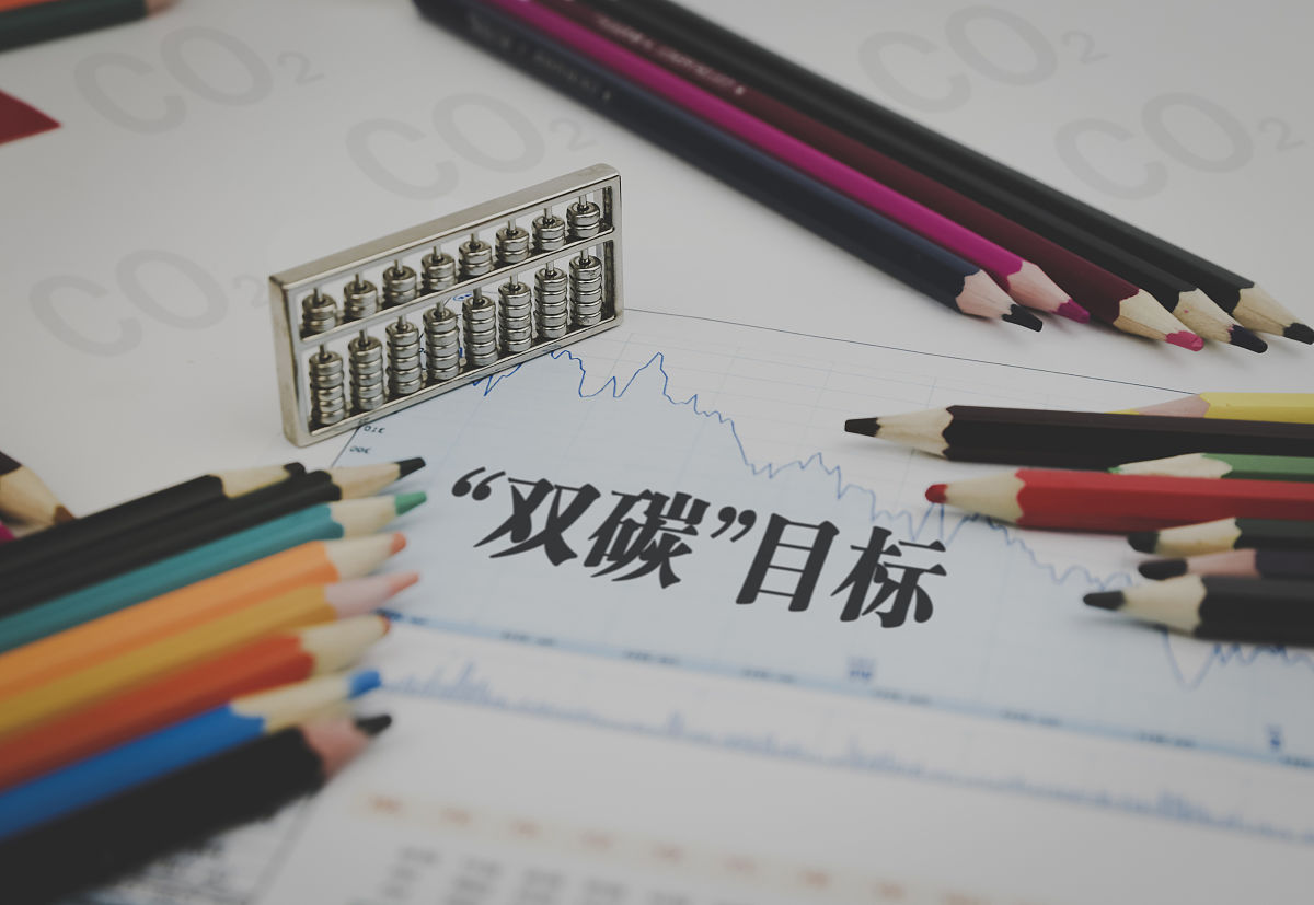 另一方面有助于煤炭企业进行环境绩效考核与评价。双碳目标下随着环境问题的日益加剧以及环保法规的强化化石能源企业在环保方面的费用支出越来越大能否充分发挥环境成本的效率使得一定的环保支出尽可能多地为企业带来经济效益越来越引起企业的关注。通过对环境成本对煤炭企业进行科学合理的管理与控制可以实现环境成本与环保效果的最佳配比从而有助于分析和评价环保工作业绩满足环境绩效考核与评价的需要。降低这段话的重复率