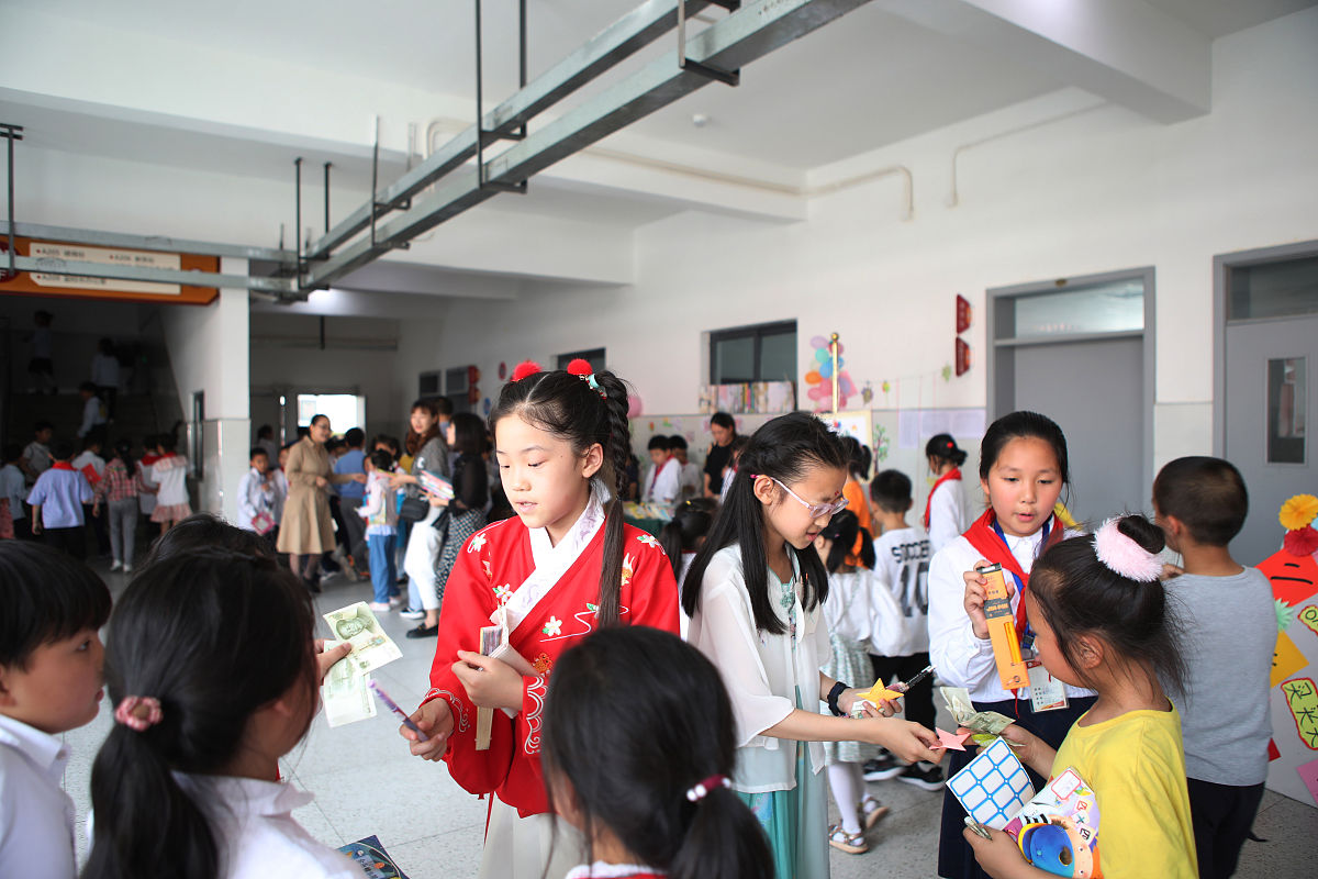 2021年5月14日,重庆,图书导购员现场吆喝推销图书及相关产品.