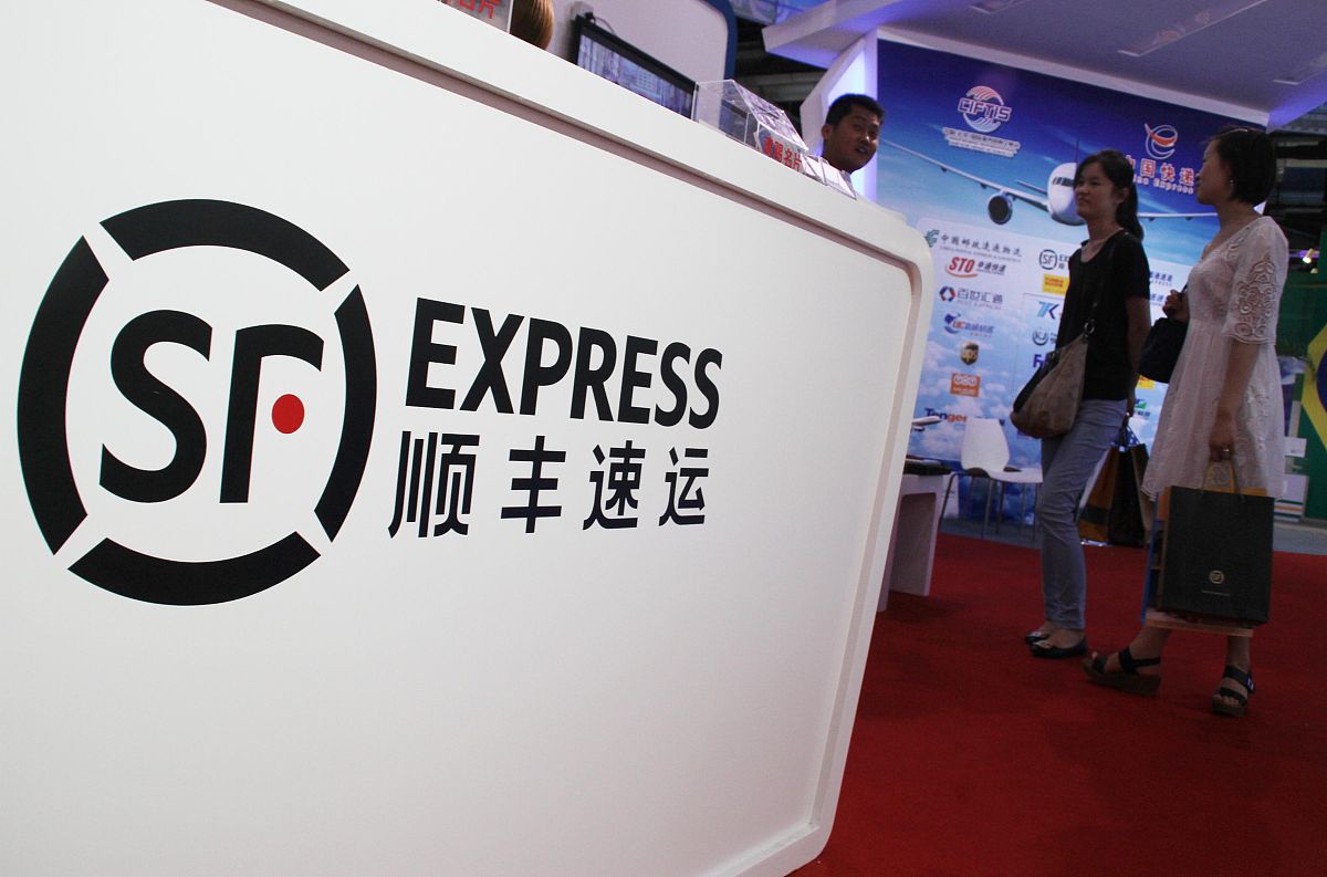 顺丰速运发展战略研究顺丰速运成立于1993年是中国物流行业领先的综合服务提供商。作为一家全球性的物流公司顺丰速运以其高效、快捷、安全、稳定的服务赢得了全球客户的信赖和支持。本文将对顺丰速运的发展战略进行研究包括公司的使命、愿景、价值观战略目标、战略重点以及未来的发展方向等。一、使命、愿景、价值观1 使命：用科技创新驱动高效物流满足人民生活多样化需求为社会注入正能量。2 愿景：成为全球领先的综合物流