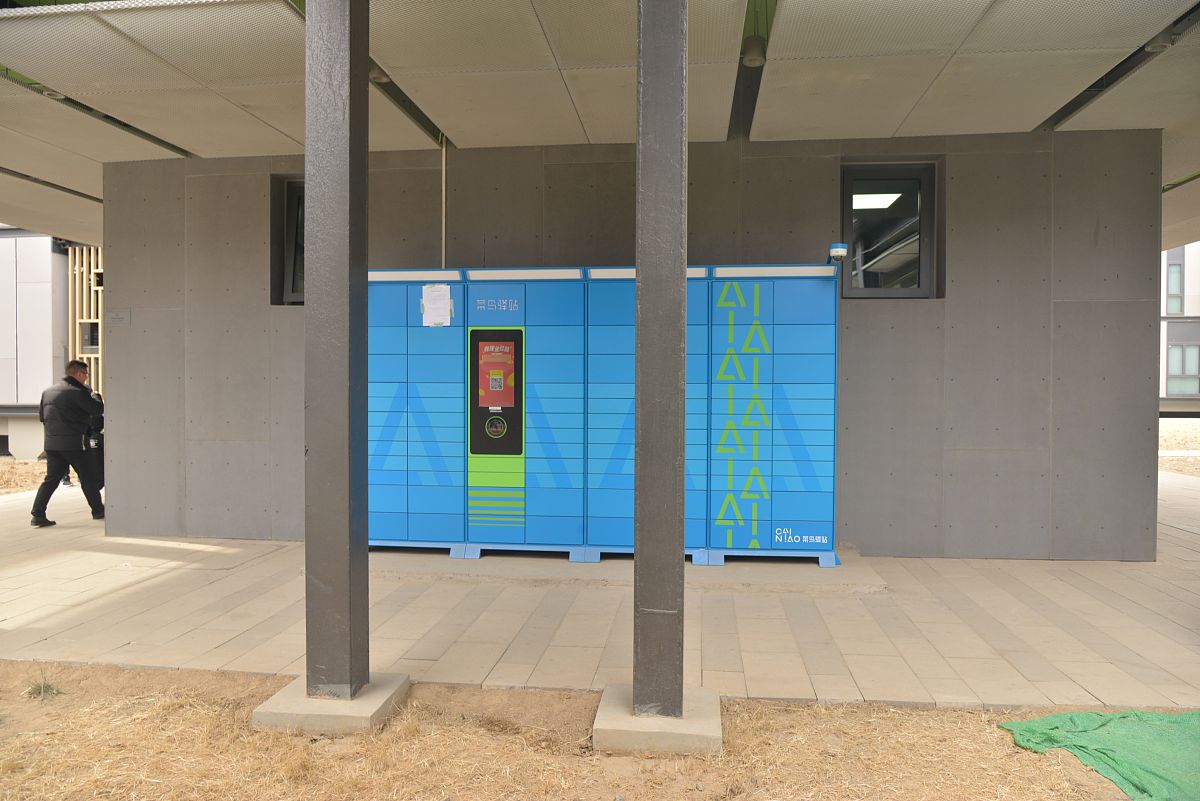 2023年库尔勒。小区出入的门何时打开帮我用180字详细描述