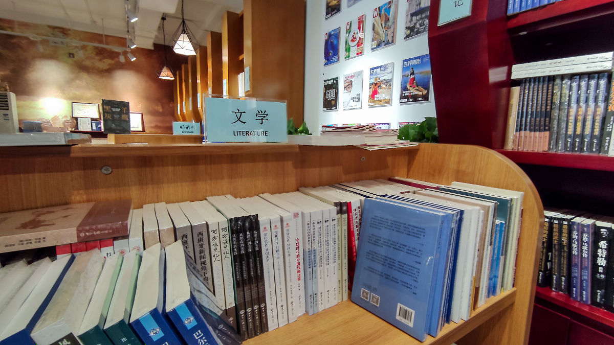 国内外教科书对比：实践性与自学空间的差异