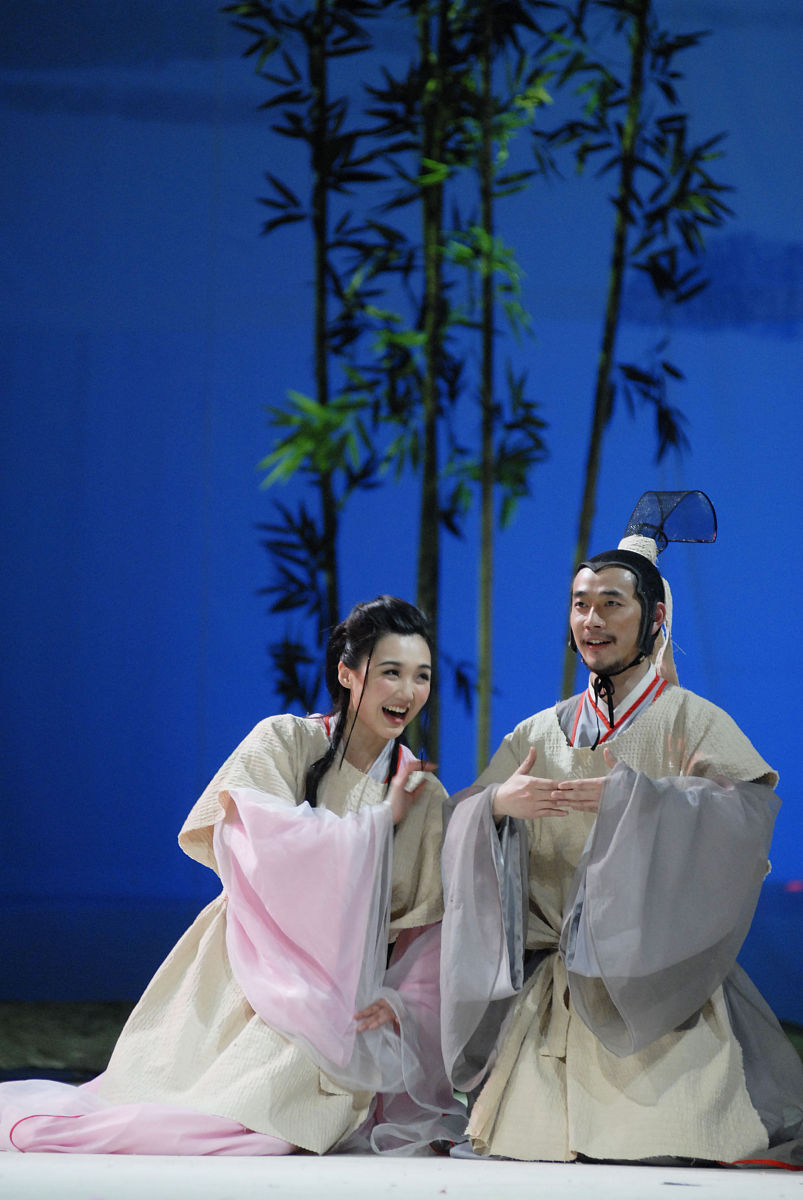 写一篇梁惠雯和钟nm的轩的爱情故事