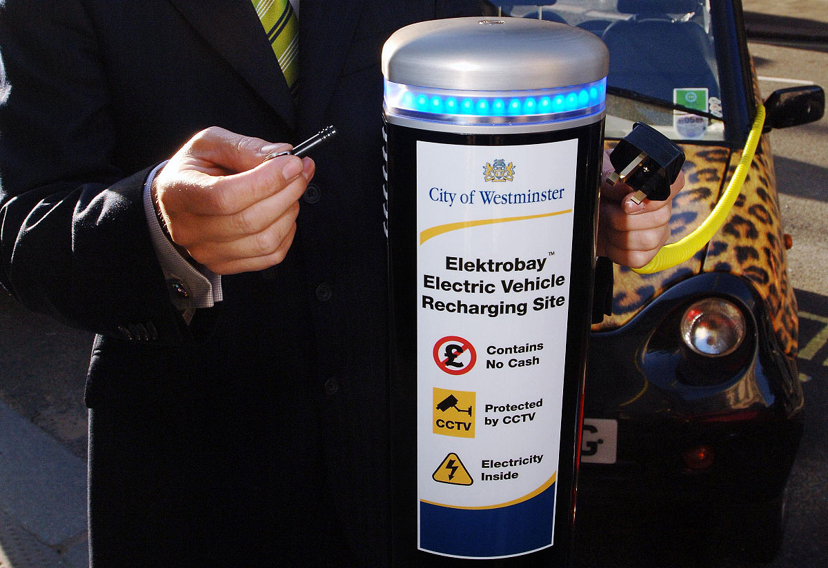 翻译成英文：imagine prompt 设计一款外观精美吸力强大静音设计多功能电源线长配件齐全易拆卸材料高质量的车载吸尘器 --v 4