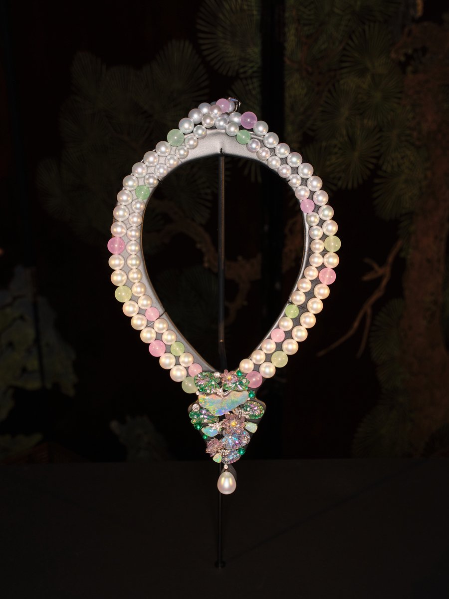 你认为什么可以称之为珠宝？有什么例子比如论文、艺术家珠宝作品、传统珠宝等等可以论证你的观点吗？字数1000字左右