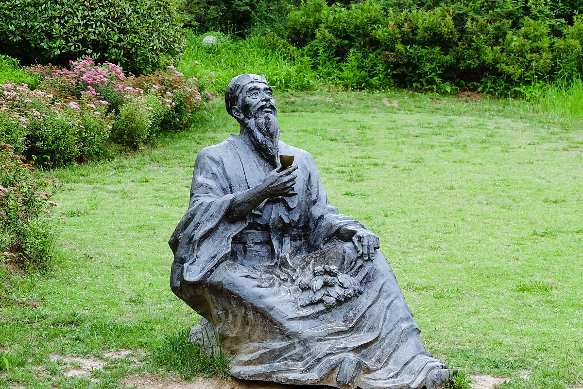 b我 b苏轼是什么人brbchatcaict b 苏轼1037年1月8日－1101年8月24日字子瞻号东篱晚号铁冠道人北宋文学家、书画家、哲学家、官员等多重身份于一身是中国文化史上杰出的文学巨匠之一被誉为唐宋八大家之一。他的诗歌风格清新自然、豪放洒脱深受后人喜爱和推崇。他的作品涉及政治、文化、哲学、人生等多个领域被誉为文化巨人。br他几个老婆