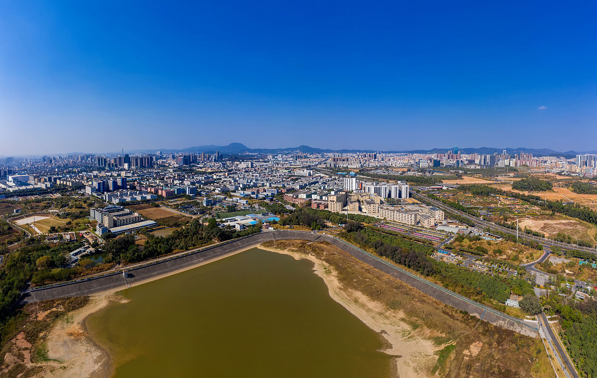 2021年1月31日,深圳,宝安区松岗街道和光明区公明街道,五指耙水库边城