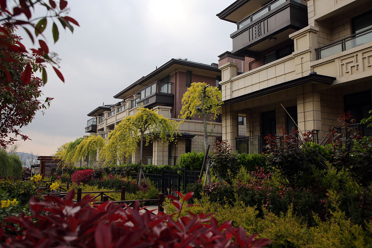 大发璞悦珑山加上房号房屋朝向：南北通透这种朝向的房屋通常可以获得较好的采光和通风条件。南向的阳光可以充分照射到房屋内部使室内更加明亮温暖。而北面则通常是背阴的一面可以避免直接阳光的照射使房屋在夏季保持凉爽。这种朝向的房屋在各个季节都相对舒适居住体验较好。项目特点：1 独特的山地别墅设计：项目是主城区唯一依山而建的纯别墅项目上下叠和上中下叠产品使得居住空间更加灵活多样。2 带花园地下室：无论是上下叠