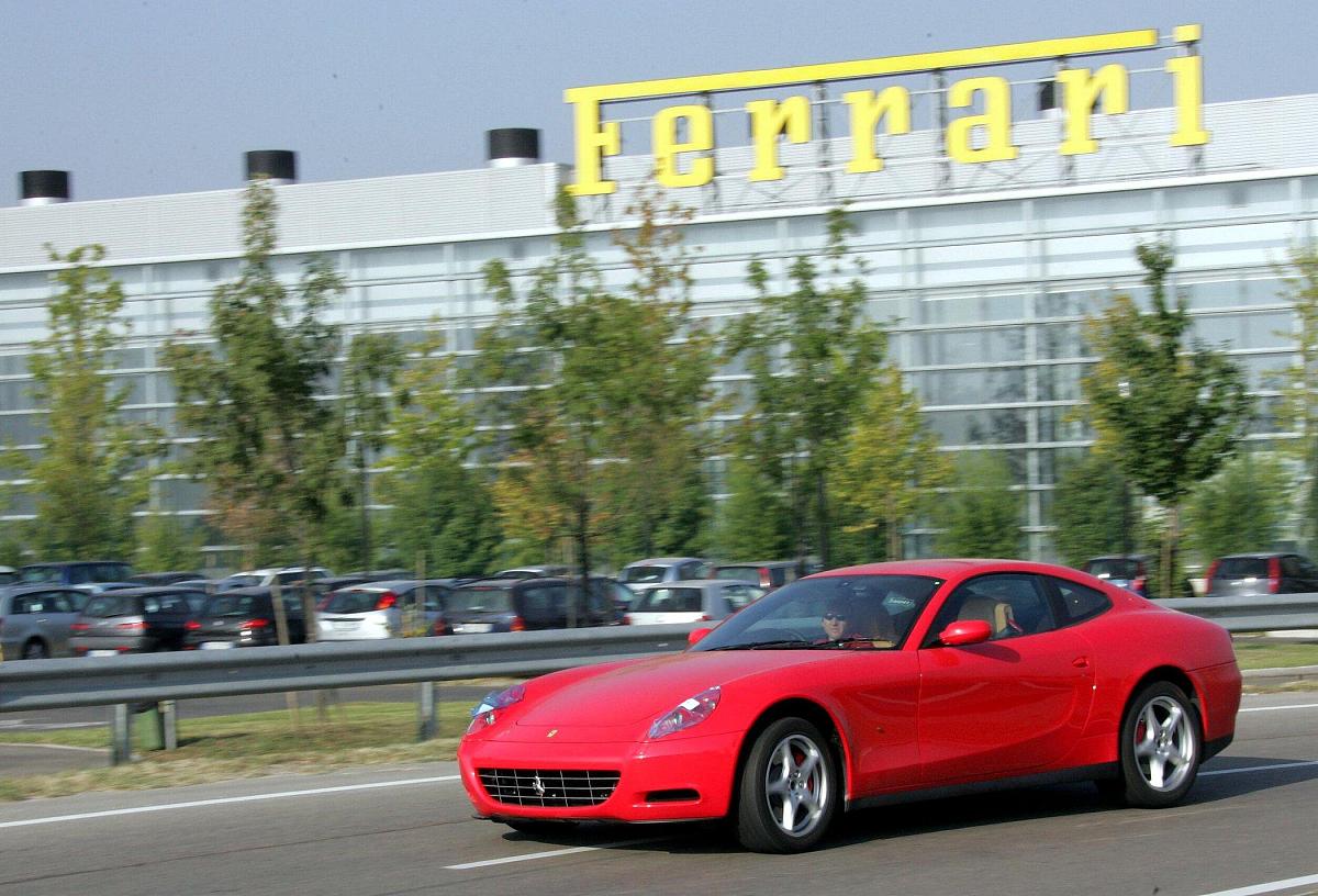 2004年9月6日,意大利maranello,一辆崭新的法拉利跑车从其总部前高速