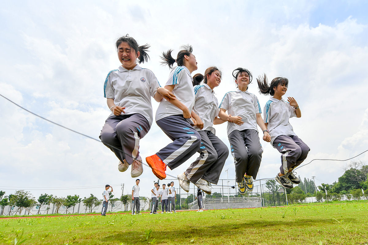 描述日常体育锻炼如课间操、参加运动队与运动会、阳光体育锻炼中克服遇到的困难或应对挫折的一个典型事件也可是人际交往、情绪调节等方面的事件并简要说明你应对的方法300字以内。