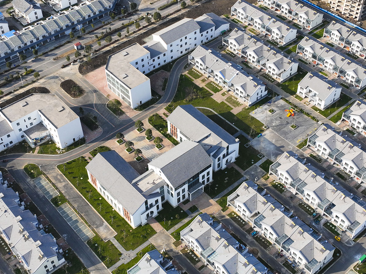 B地块：已建仓库和动保综合楼（约6200平方米）