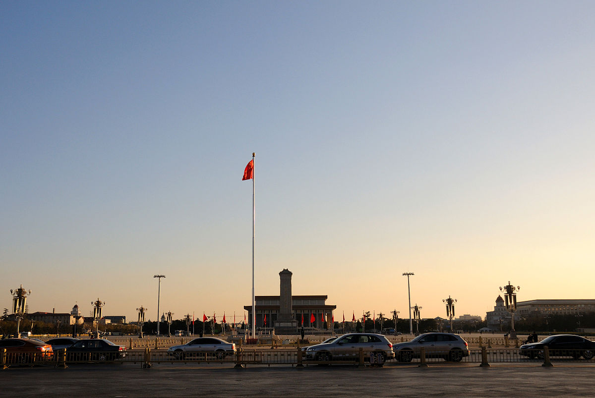   2016年12月01日,北京,在一股冷空气的作用下迎来短暂蓝天,碧空如洗,