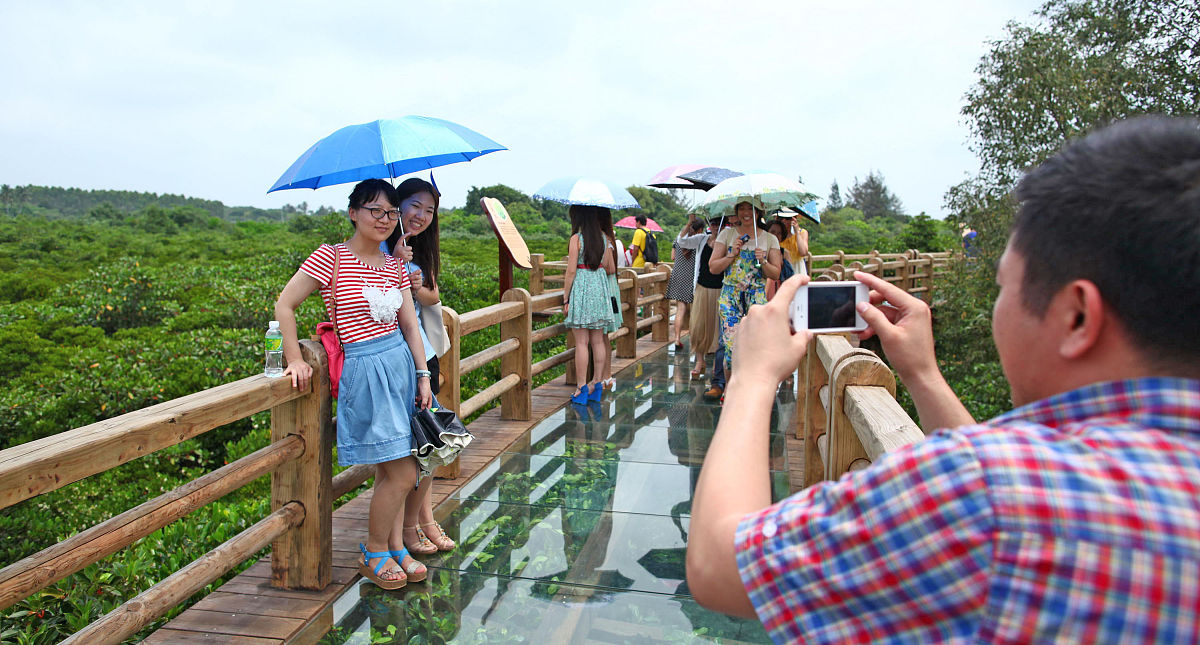 我要写论文网络文本分析海口旅游目的地形象感知影响研究帮我从roster cm6中文库分析一下海口的初级编码初级编码指的是对词语频率统计的结果进行归纳整理即对统计结果进行类目分析人文资源餐饮美食住宿购物物价水平空气质量气候条件城市交通服务态度自然资源10个游记内容示例
