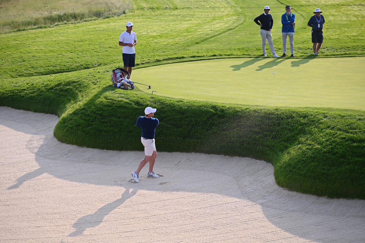 整个团队本周开局不错果岭 Verti-cut x2HOC 降低应用液体饲料然后在今天下午用露水刷刷上一层薄薄的敷料