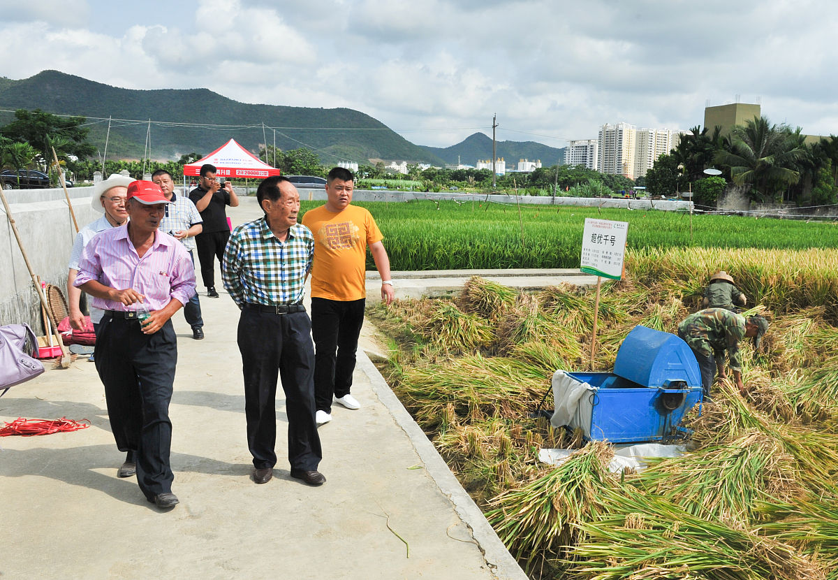 优化下下面一段蔡菁同志始终以身作则、严格自律在苏太企业工作十几年来扎根养殖基地勤勤恳恳、抛家舍业、任劳任怨把青春年华奉献给了种质资源保护事业。积极发挥党员的先锋模范作用。蔡菁同志在养殖基地生产生活环境艰苦的条件下带领基地员工做好保种育种工作严格落实生物安全防控措施积极配合生产技术部从提升人效指标、提升生产指标等方面下功夫落实开展党员带头降本增效行动。