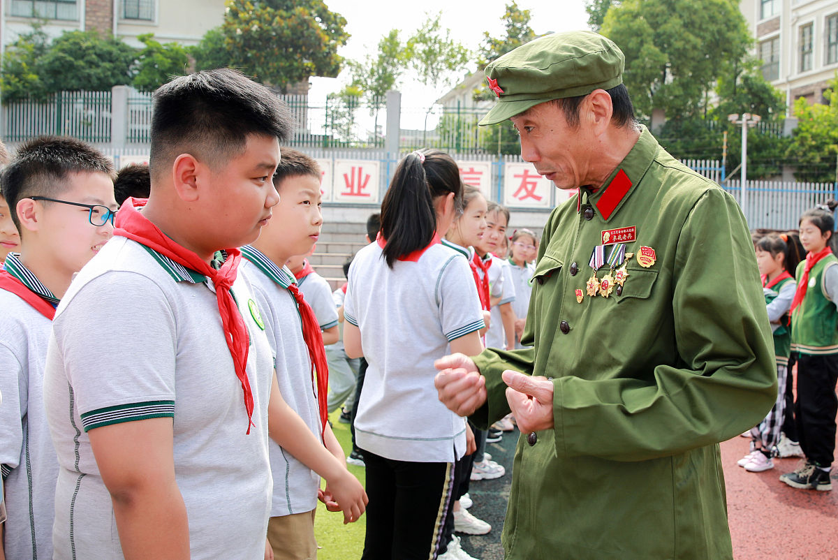 一干五百字的文章内容是进入新时代我国社会政治经济文化发展取得了巨大成就中国特色社会主义制度的自我完善和发展为个人实现人生价值提供了有利的条件和机遇。请结合人生观、世界观、价值观、理想、信念等相关内容谈谈如何利用这有利的社会条件去实现自己的人生追求？