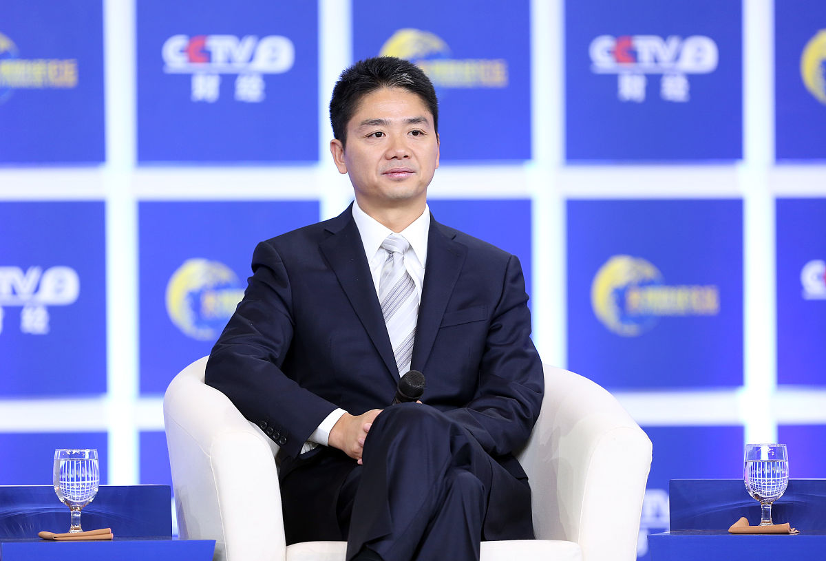 改写下面这段话降低重复率；京东的董事会董事长和CEO由同一人担任。这一制度在互联网企业中较为普遍有利于集团决策的统一方便企业及时并有效地应对激烈的市场竞争和迅速变化的环境但同时也使首席执行官拥有过大的权力得不到很好的制约和监督。再加上刘强东是京东集团的创始人就更容易形成独裁。京东集团的内审部门直接向刘强东报告在一方面巩固了内审部门在集团中的地位提高了开展工作的效率对其他部门产生震慑力；另一方面内审