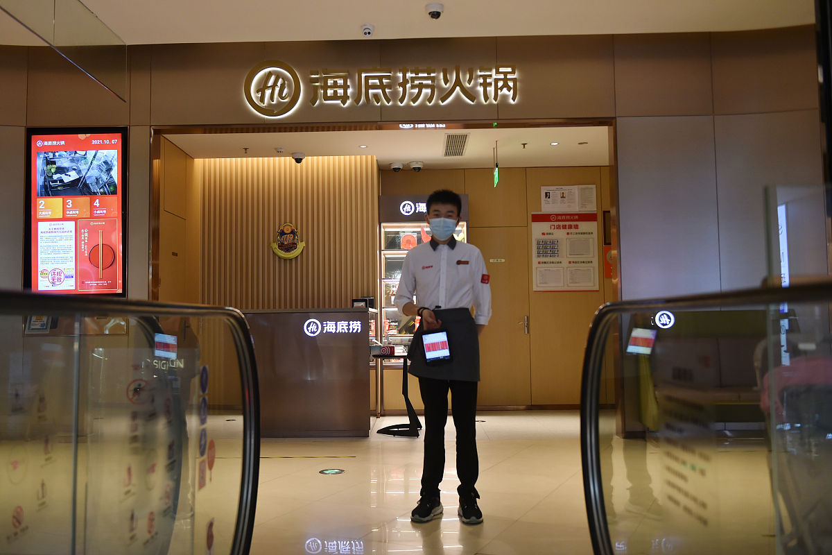 海底捞排队争议：孕妇优先？还是黑海会员特权？