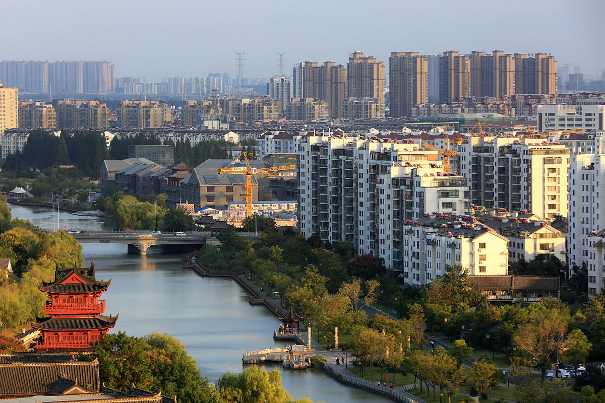 2019年9月21日,江苏省淮安市大运河畔正在建设的房地产住宅楼盘.