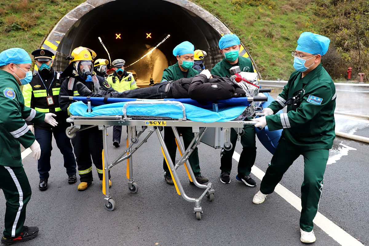 隧道遇险？冷静应对，安全自救！