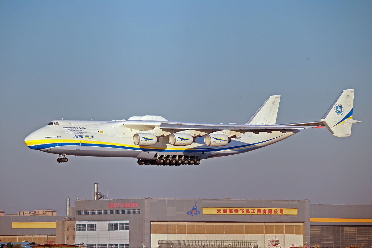 运二零是由西安飞机工业集团设计制造的大型运输机2013年进行首飞是中国第一款自主生产的大型运输机因此被许多网友称为国宝大飞机。此时飞行员操控飞机做出指令做起飞前的最后测试机已按照指令伸缩摆动一切正常。不改变意思重新写一遍