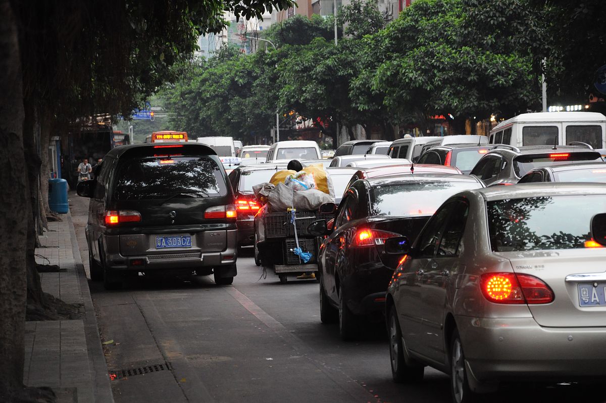 幽灵堵车成因解析：意外事故、道路设计、驾驶行为等因素的影响