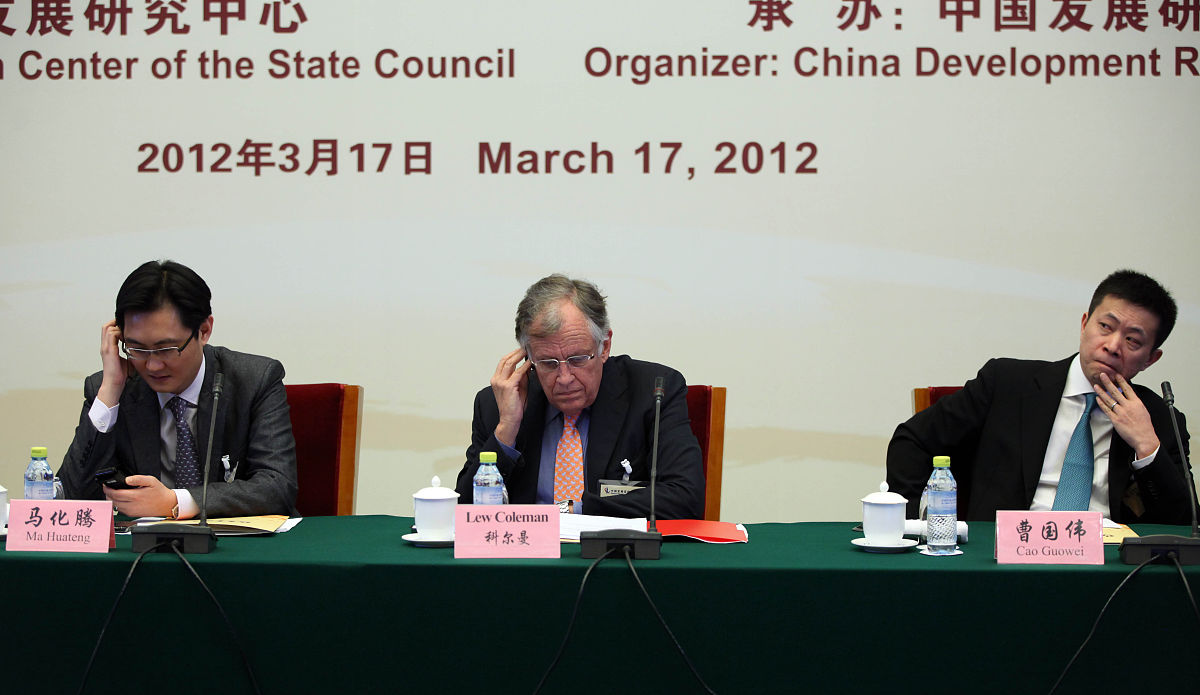 2012年3月17日,北京,曹国伟,马化腾出席中国发展高层论坛.曹国伟(右一