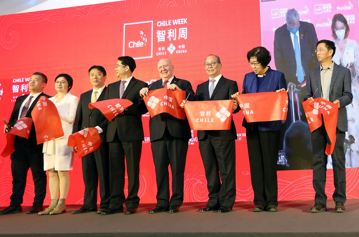 下面文章不够生动多一些优美的词句引用些名言名句需要是篇参赛文章要1000字不需要摘要不需要结束语。不需要一二三点这样写不要报告格式参赛要求如下1、主题内容：请作者结合自己的亲眼所见乃至亲身经历讲述在总裁思想指引、感召下体制变革和两转一超中涌现出的先进实践、优秀案例、奋斗篇章、奉献故事等。2、体裁形式：报告文学、经验总结、学习体会、工作体会、演讲稿、散文、诗歌、微小说等自拟题目自选角度。3、篇幅：每