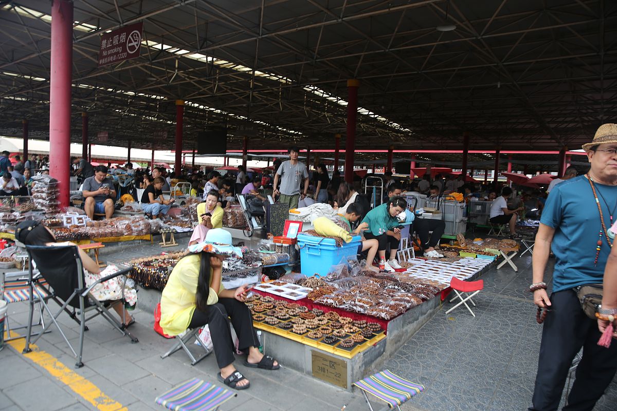 2019年8月12日,北京,位于北京东三环南路潘家园桥西南的潘家园旧货市