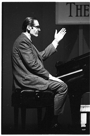 请问坂本龙一还在世吗？