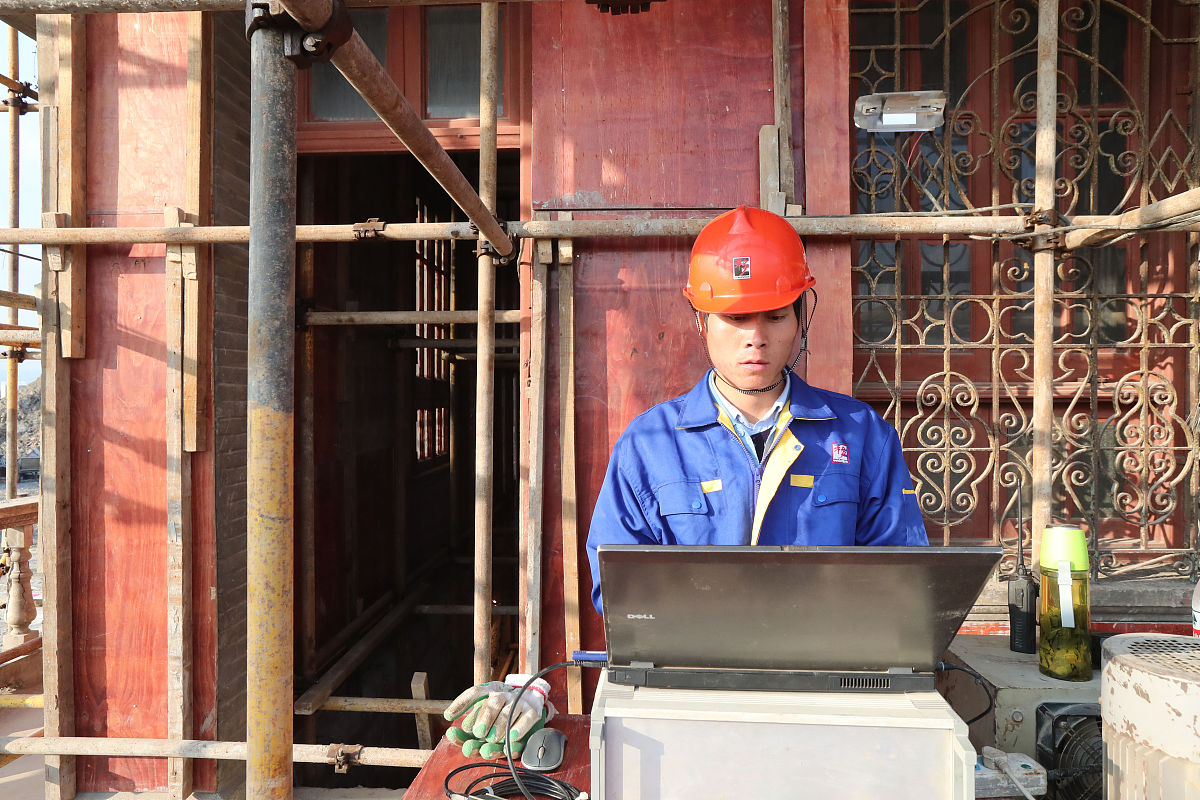 写一篇关于新形势下建筑施工安全管理中强化技术手段应用过程中采用先进的安全监测和预警技术的对策写成一段话的形式。