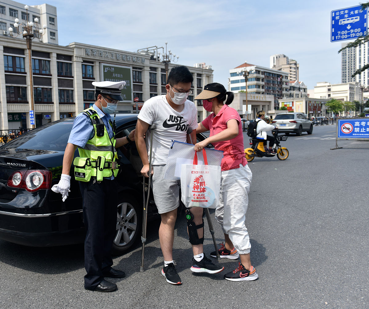 河南洛阳女子没戴头盔被数名交警拦停