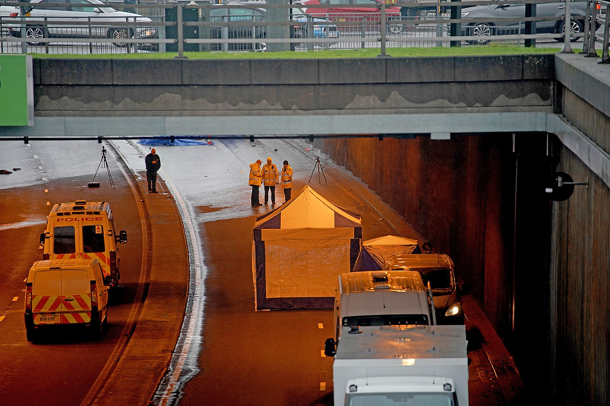 李先生是一个公交车司机第一站上来一个人下去一个人第二站上去两个人下去一个人还剩几个人？