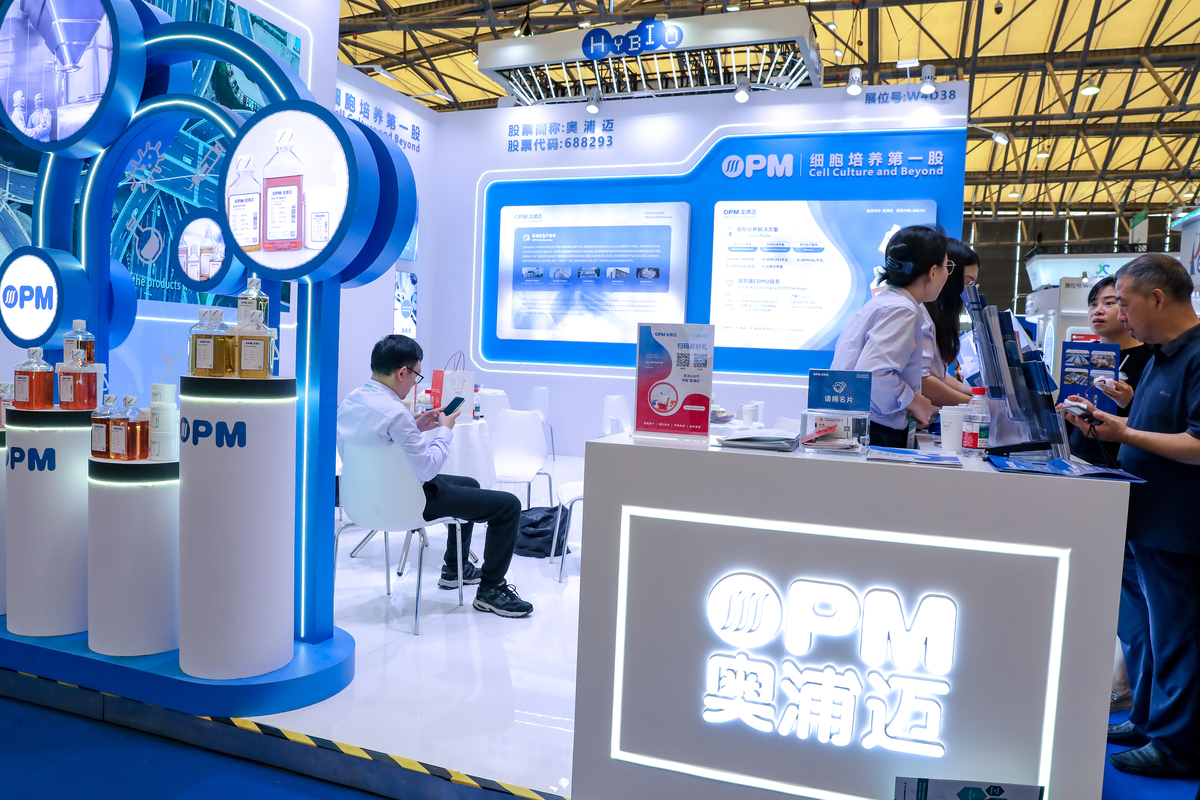 把下面的内容用中文换个说法在不改变原文含义和段落的情况下使其更易于理解：展会同期将携手上海市供水管理事务中心、上海市供水行业协会、上海市供水调度监测中心、上海市建筑学会建筑给水排水专业委员会、中国化工企业管理协会等权威机构举办以智慧供水、给水排水、污水处理、二次供水、化工制药、节能环保、减污降碳等主题的80余场高峰论坛活动。值得一提的是第六届长三角建筑给排水设计师大会、 华东六省一市智慧水务高端论